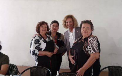 Autoridades regionales visitan curso de manicure y pedicure dirigido a mujeres de Tarapacá